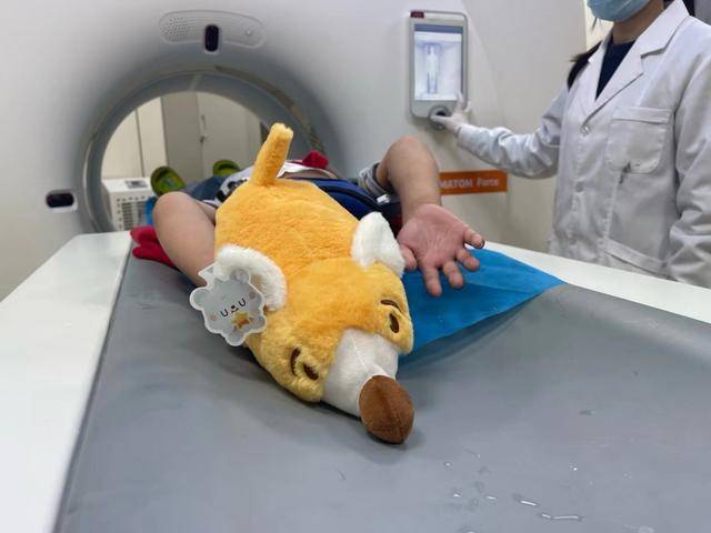 送玩具安抚孩子感动身边人新葡京郑大一附院医生自费(图2)