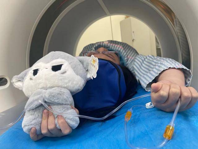 送玩具安抚孩子感动身边人新葡京郑大一附院医生自费(图3)