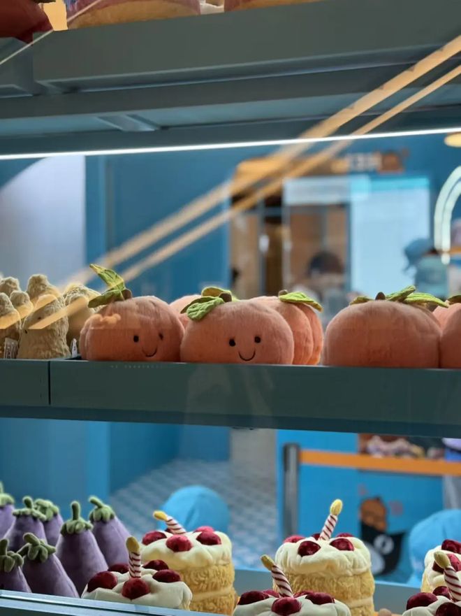 迪士尼Jellycat让年轻人沉迷“过家家”新葡京娱乐城靠毛绒玩具年赚18亿、人气比肩(图2)