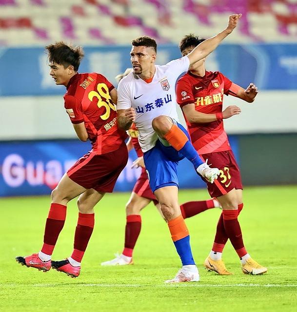 插上那一刻冠军气质如野火蔓延新葡京泰山反杀海港：边后卫