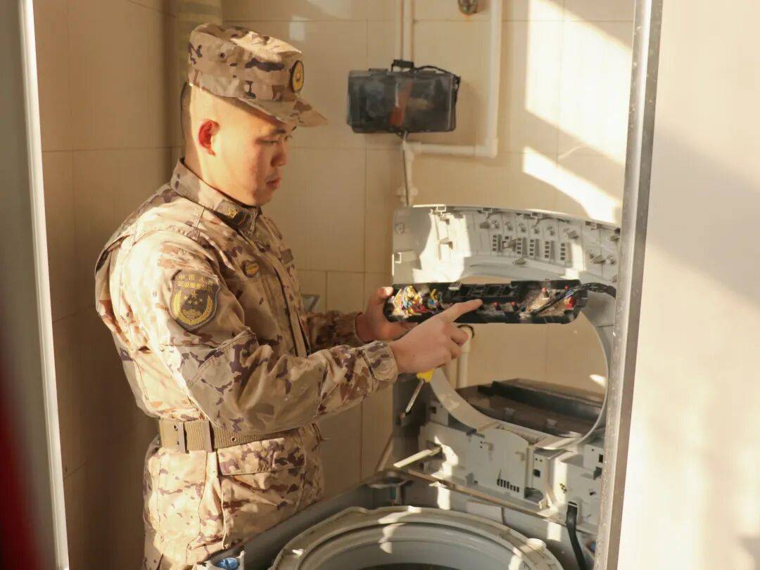 军营“小工匠”发挥“大效能”(图7) 军营“小工匠”发挥“大效能”(图7)